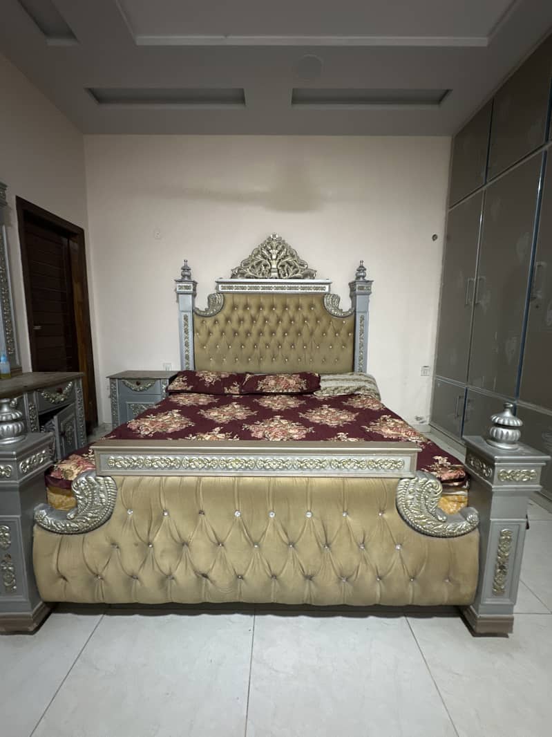 King sized bed set  with dressing table 0