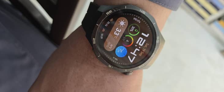 Huawei gt5 pro with orignal strap and charger