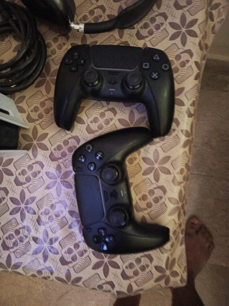 ps5 fat disc edition with two controller 1