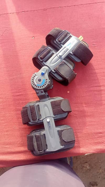 KNEE BRACE