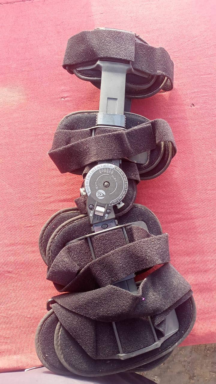 KNEE BRACE 1