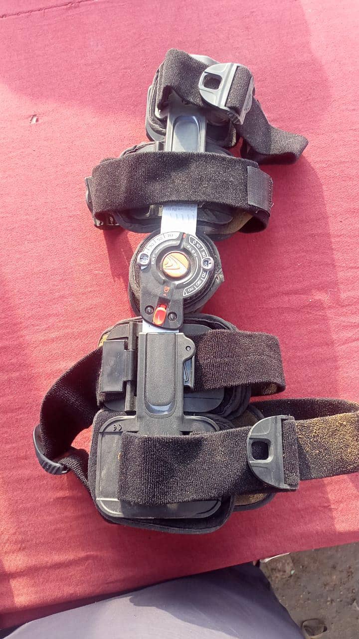KNEE BRACE 2