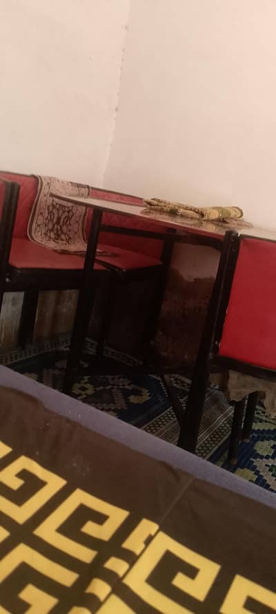 4 chair or 1 big shaha wala table ha like new fresh