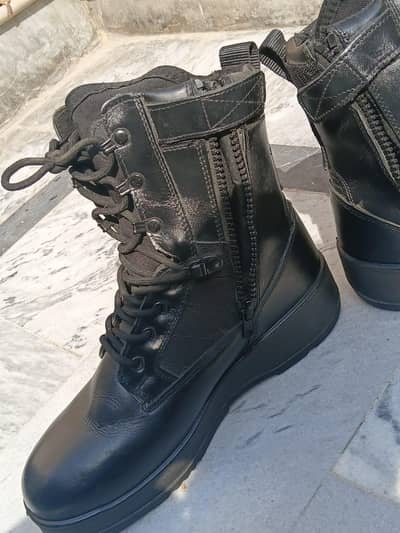 Servis black boots box pack not single time used 10/10.