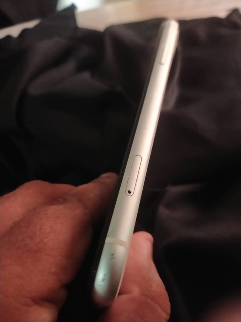 Apple iPhone 11 3