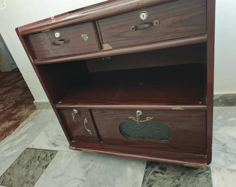 DRESSING TABLE 0