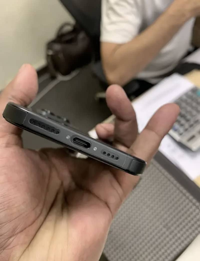 Apple iPhone 16 Pro Max 0