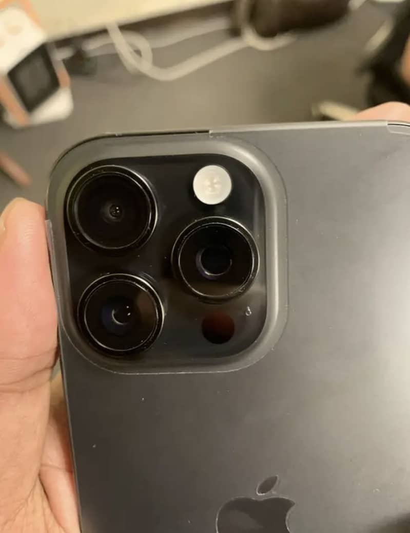 Apple iPhone 16 Pro Max 2