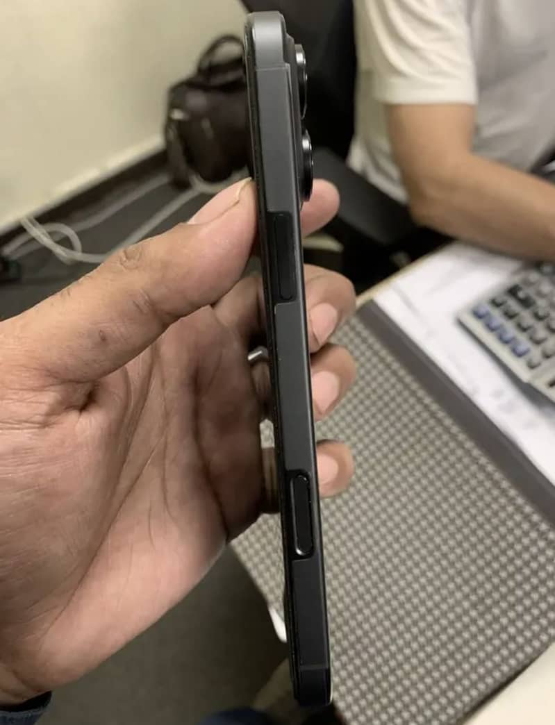 Apple iPhone 16 Pro Max 4