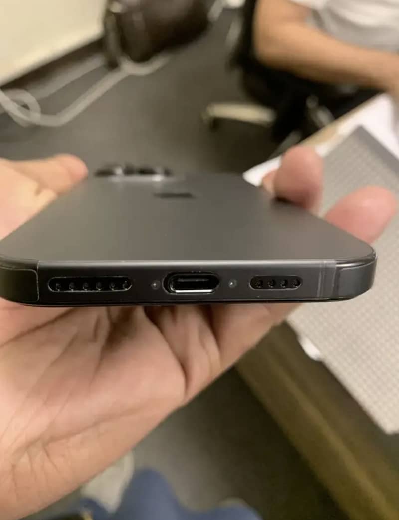 Apple iPhone 16 Pro Max 8