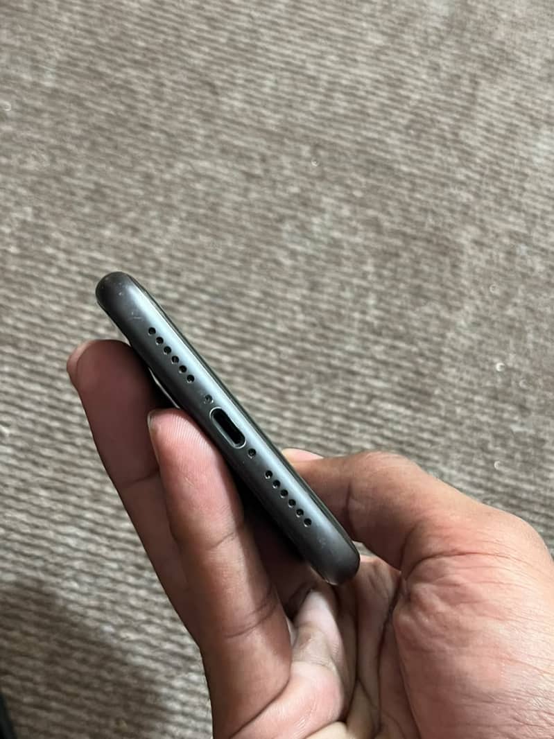 Apple iPhone 11 4