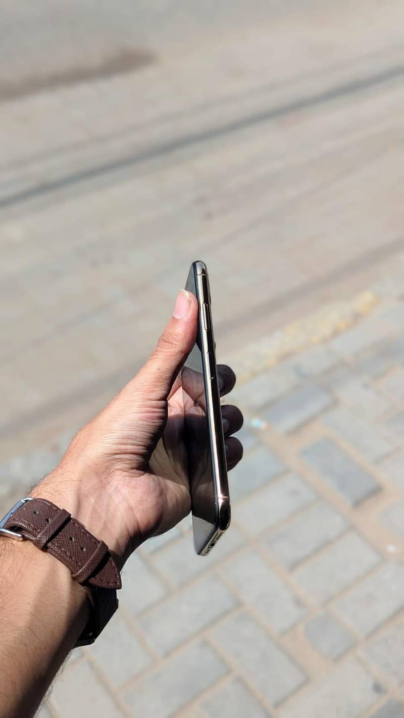 Apple iPhone XS Max 4