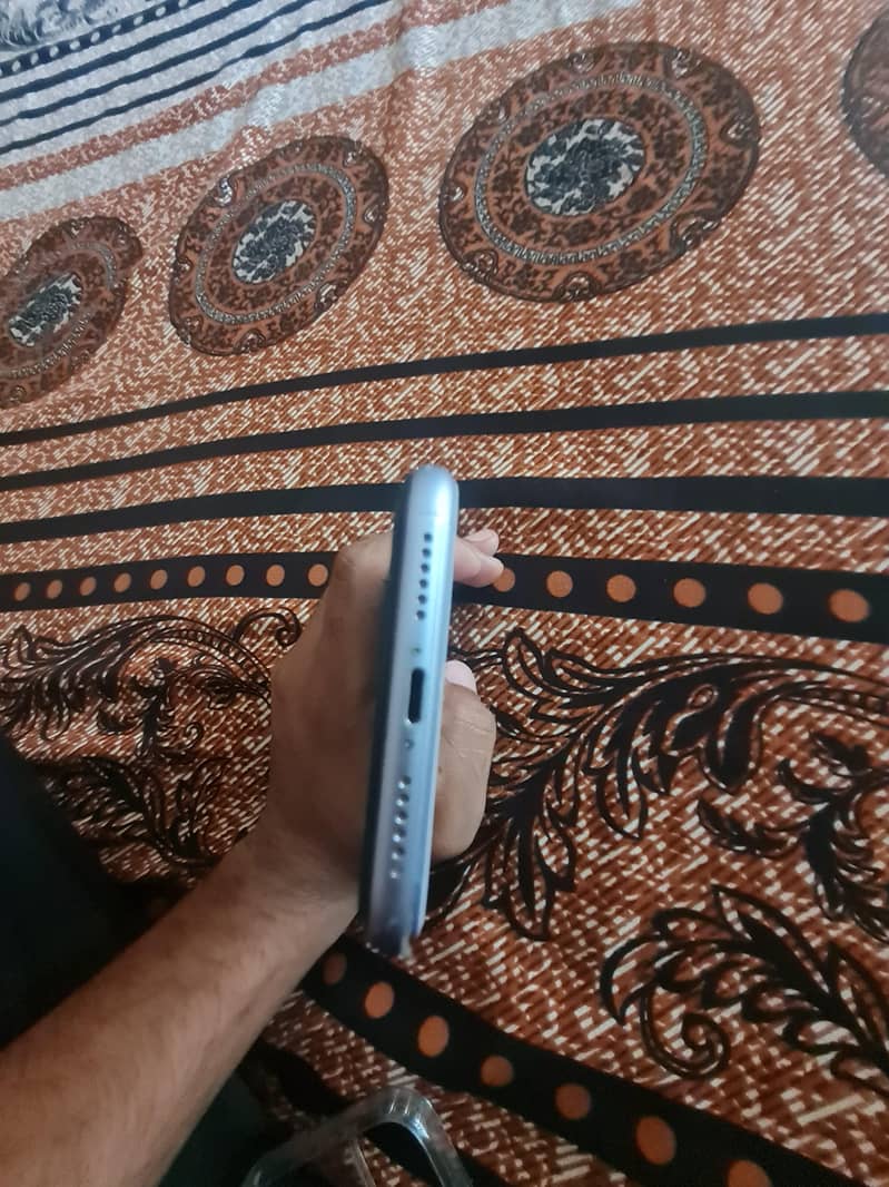 Apple iPhone 11 3