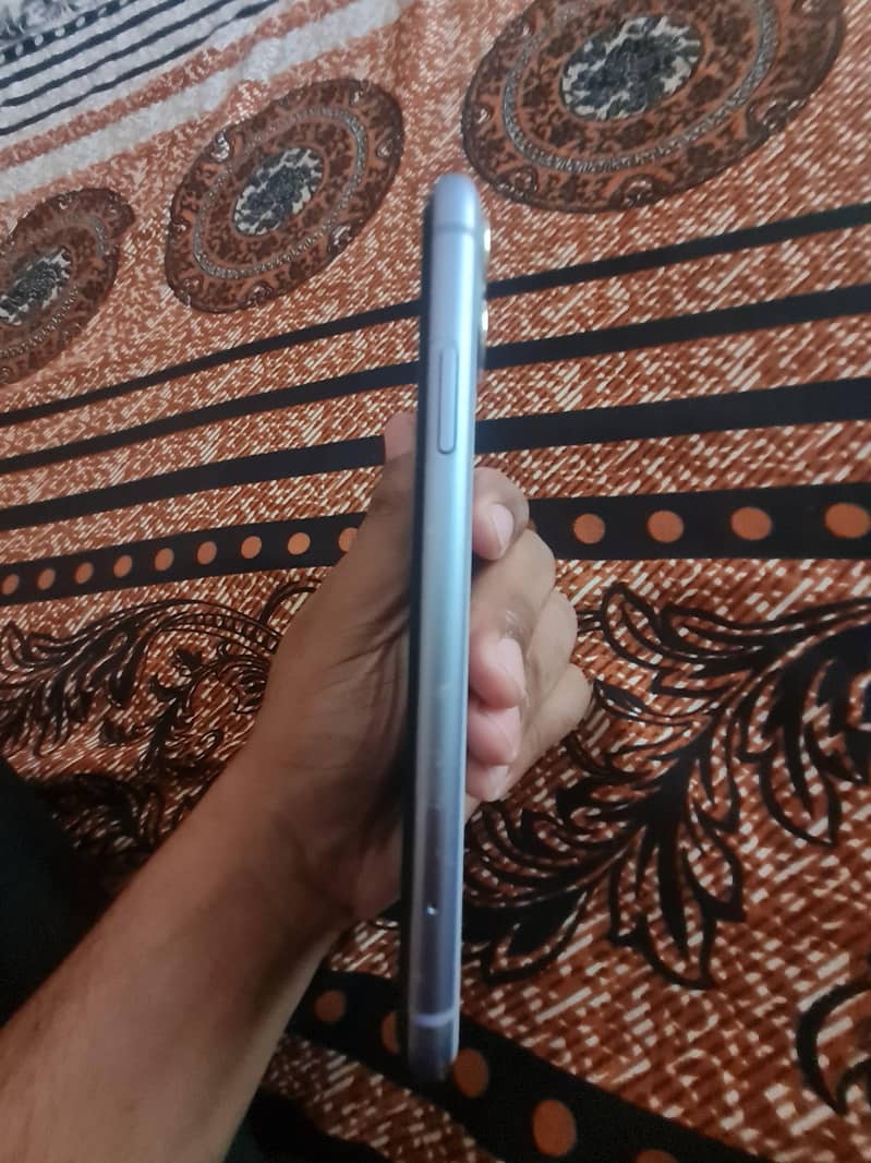 Apple iPhone 11 4