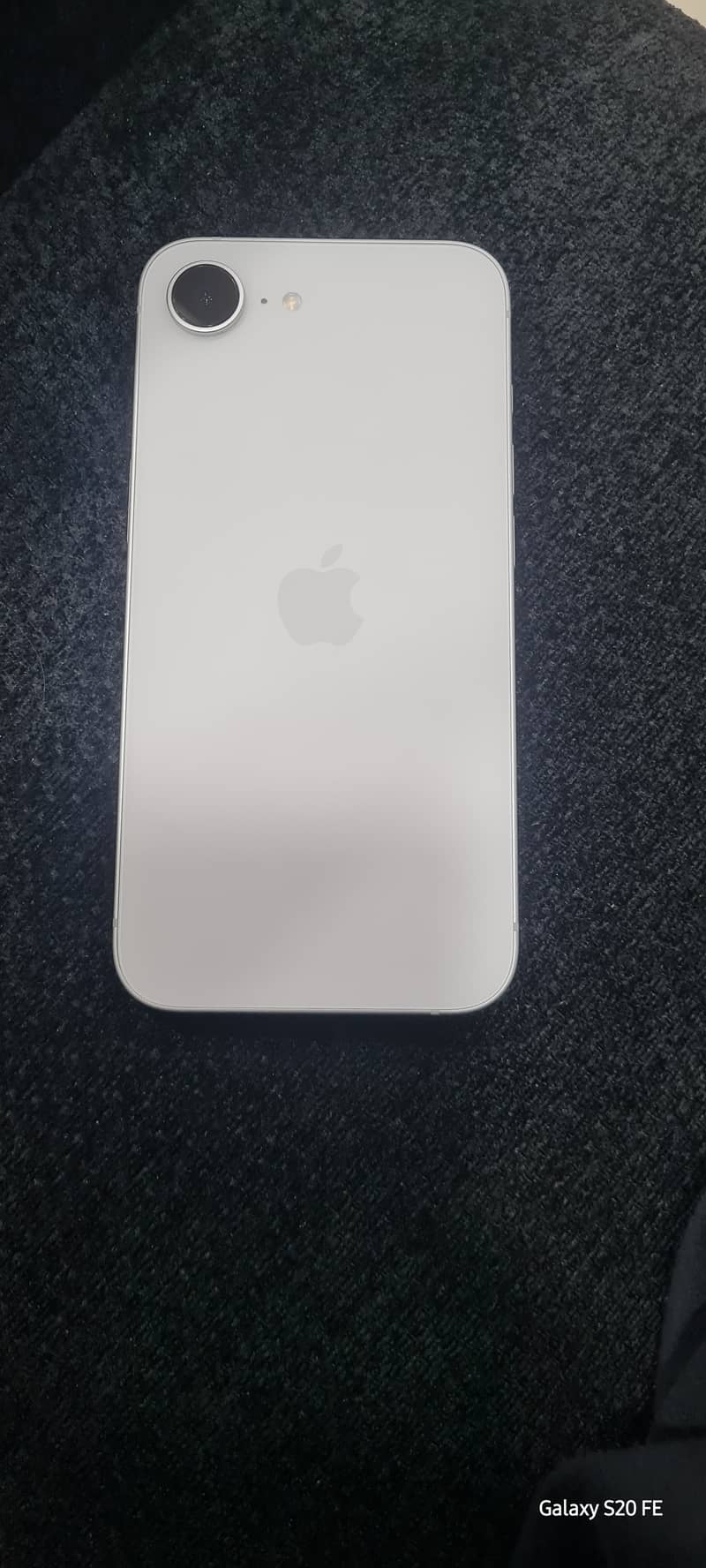 Apple iPhone 17e 1