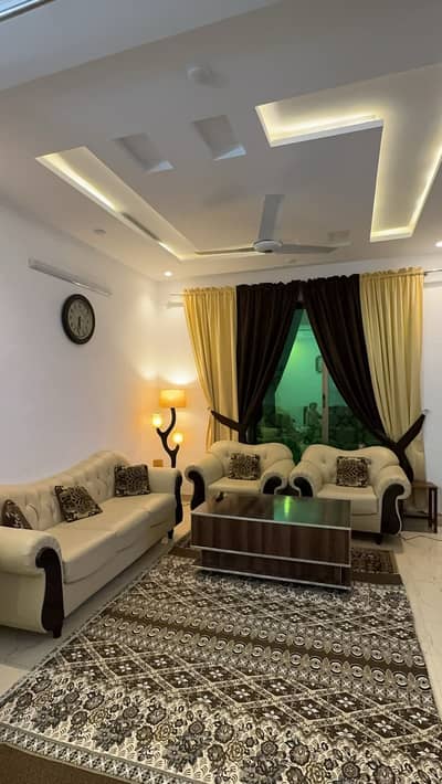 Sofa set 5 seater with table urgent sale 10 by 10 condition