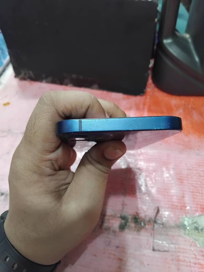 Apple iPhone 12 4