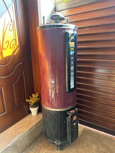 Geyser available for Sale urgent only 4 year used