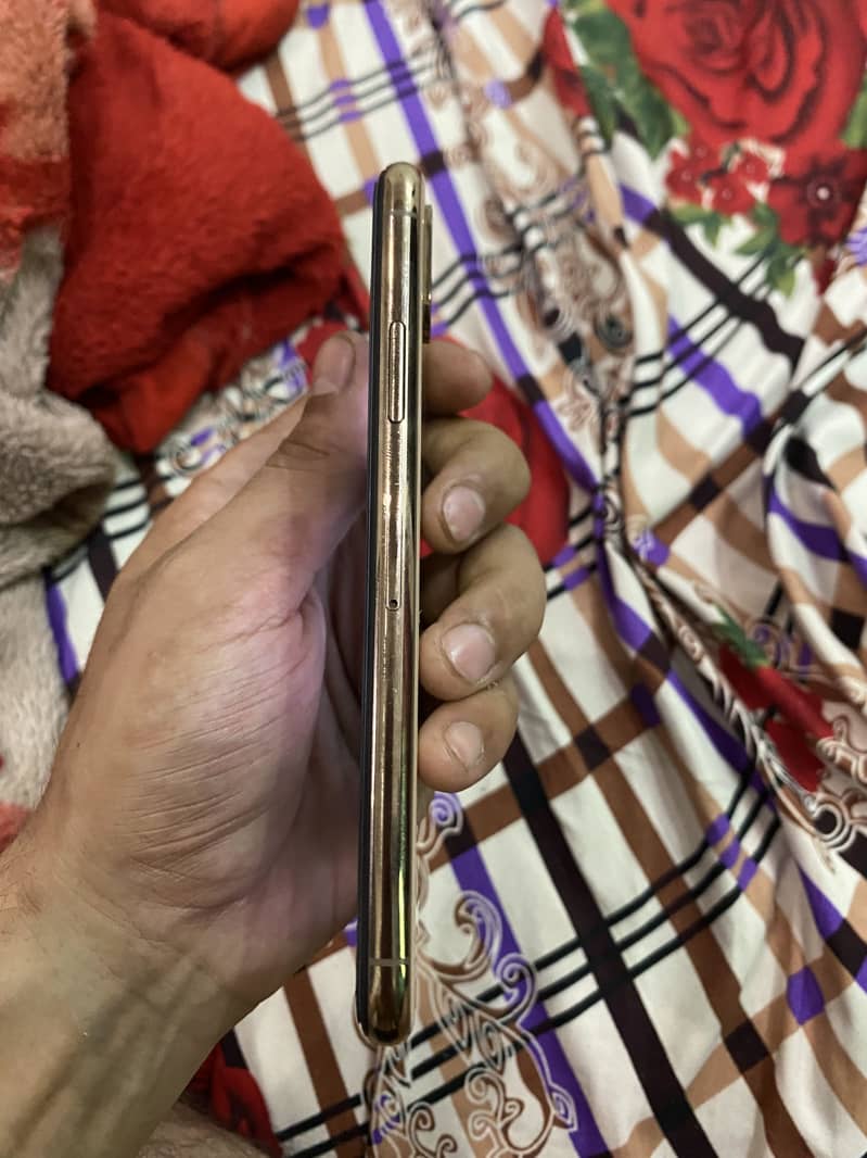 Apple iPhone XS 3