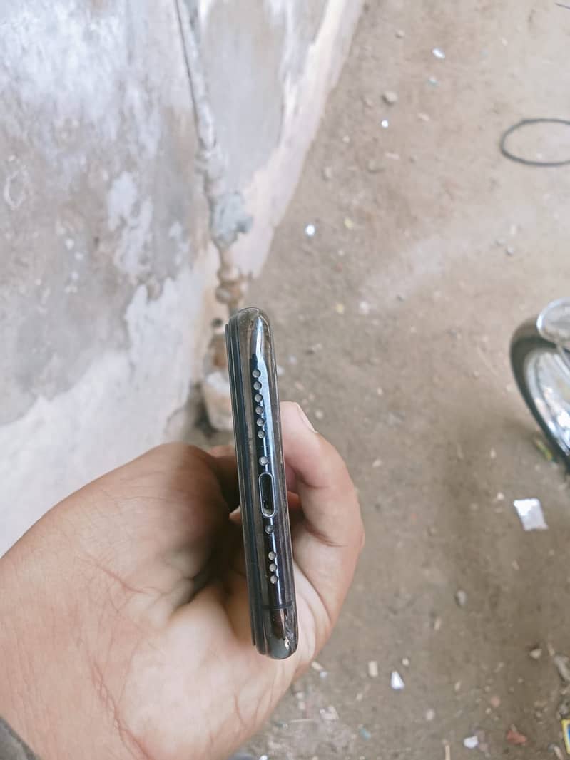 Apple iPhone XS 5