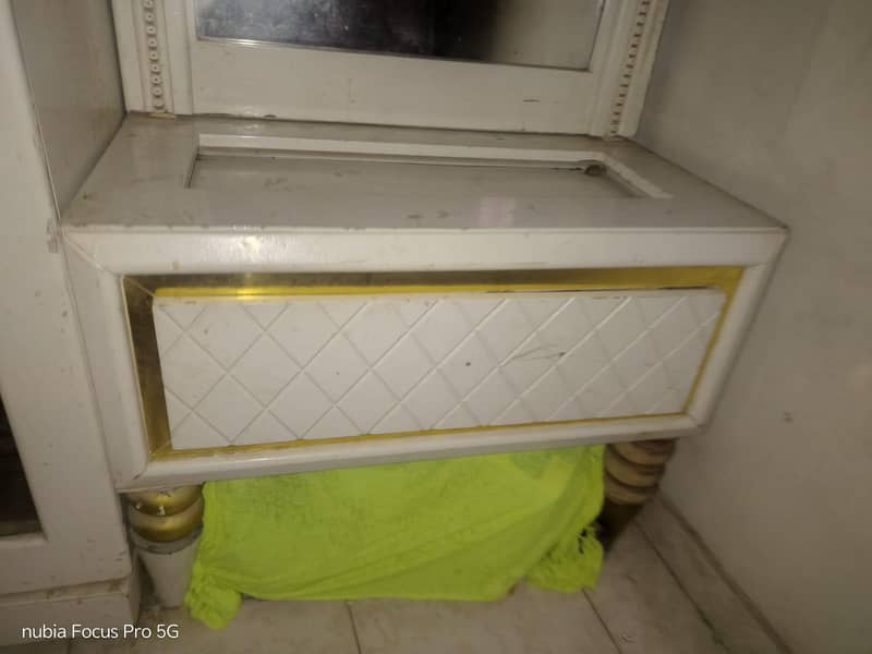 Dressing Table 6