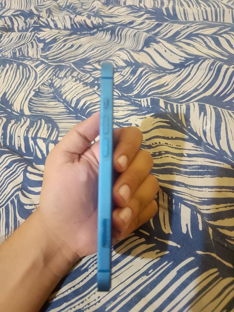Apple iPhone 13 4