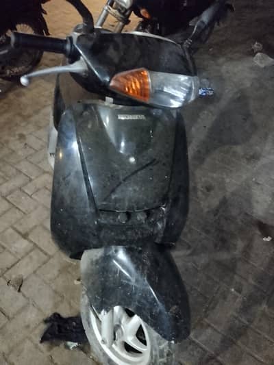 Honda company petrol wali scooty 03213629485