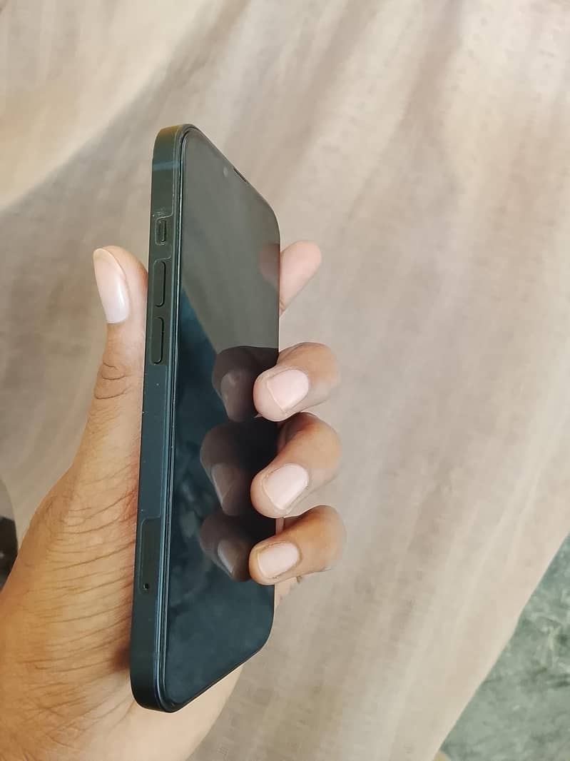 Apple iPhone 13 2