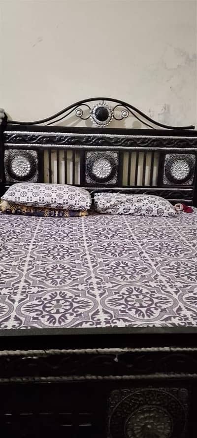 double bed hai achi condition mein hai