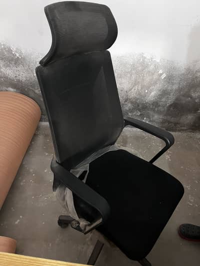 Office chair with front 2 chairs in picture