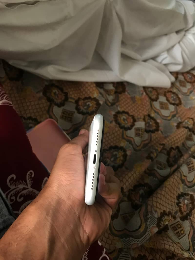 iPhone XR 4