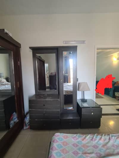 Queen bed with dresser and side tables