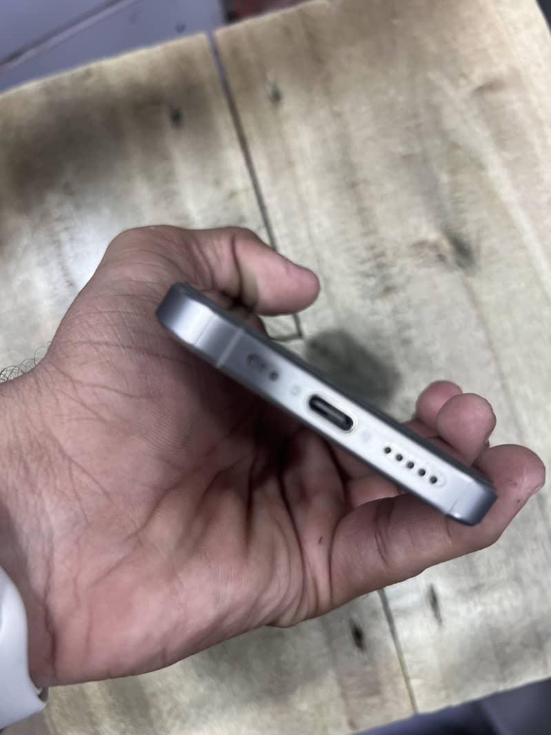 Apple iPhone 15 Pro 4
