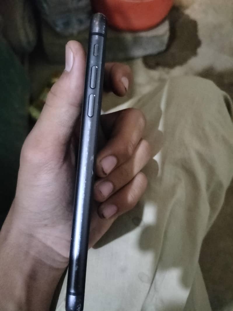 Apple iPhone 11 4