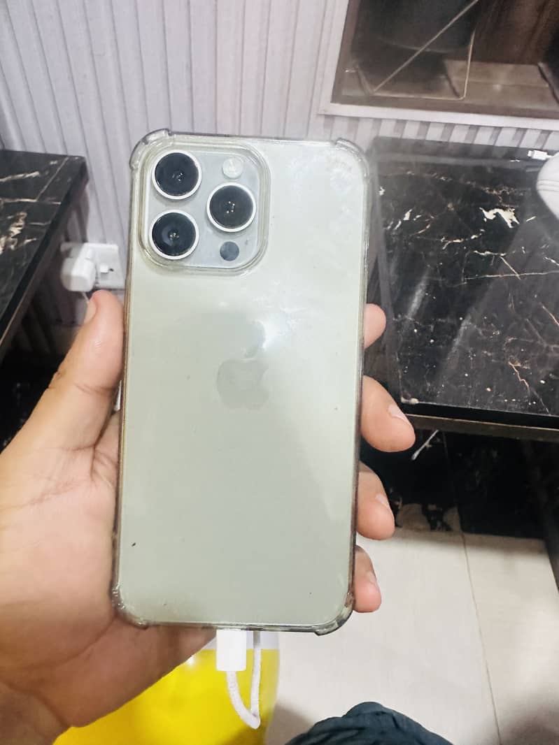 Apple iPhone 15 Pro Max 4