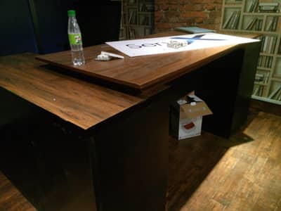 Premium Lasani Executive Office Foldable Table – Excellent Condition