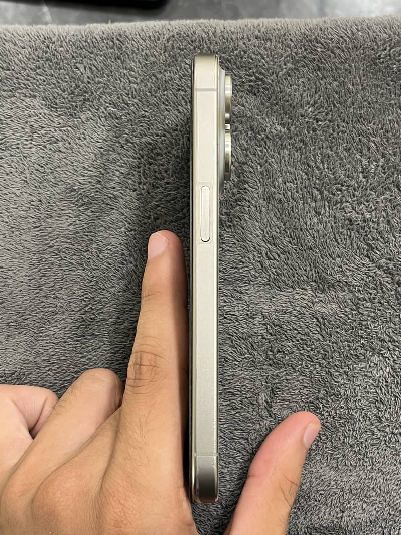 Apple iPhone 15 Pro 4