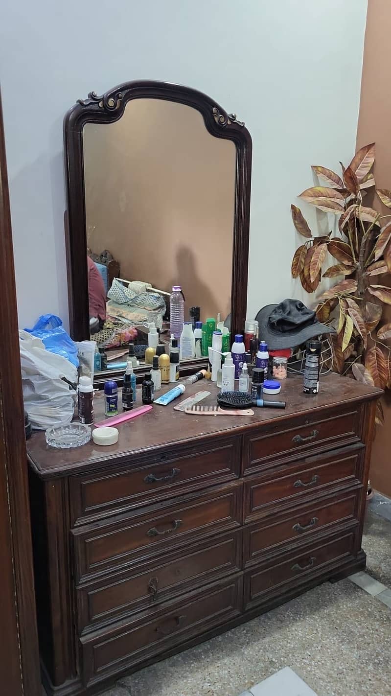 Bed dressing and sidetable 3
