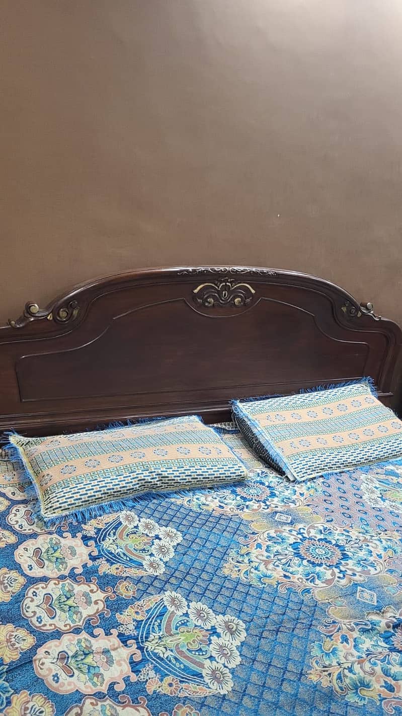 Bed dressing and sidetable 4