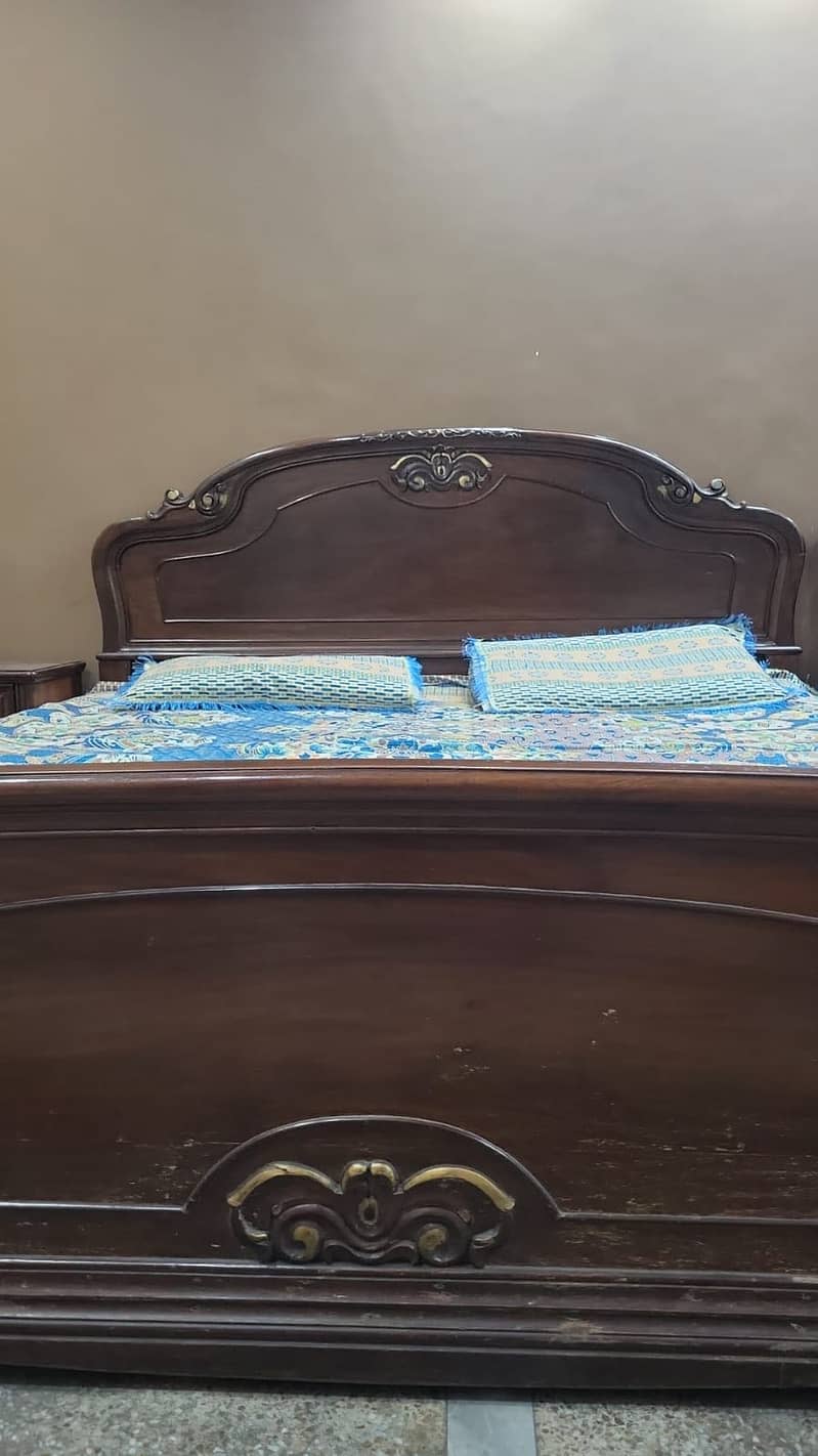 Bed dressing and sidetable 5