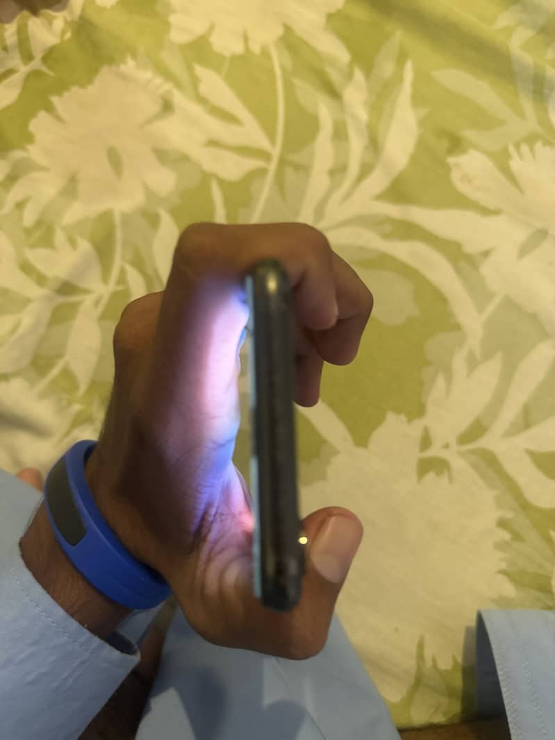 Apple iPhone X 4