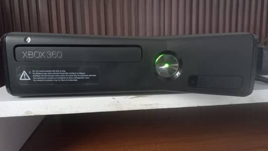 Xbox 360, 500gb, 2 wireless controller 10/10 condition