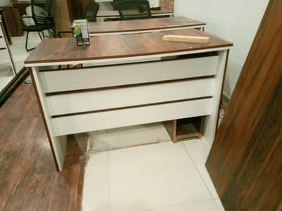 6 high-quality Lasani workstation tables with CPU box.