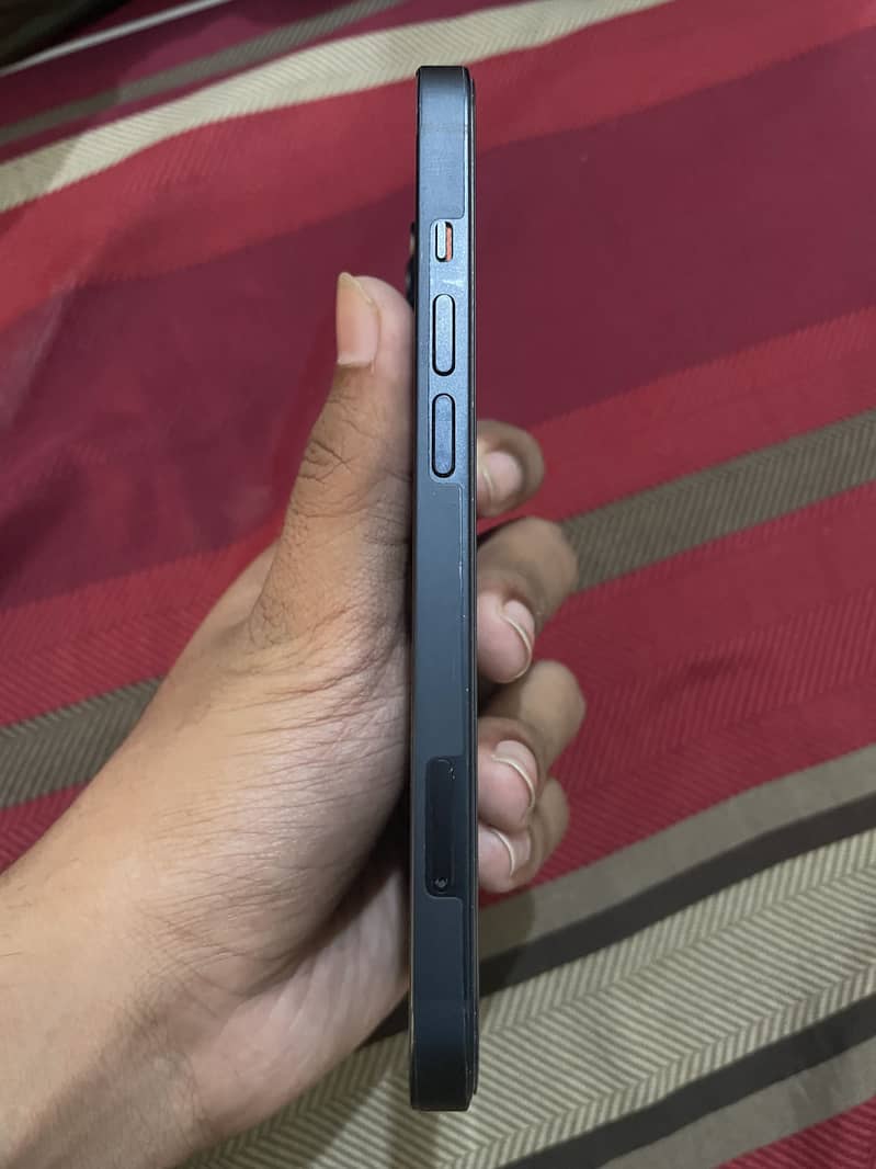 Apple iPhone 13 5