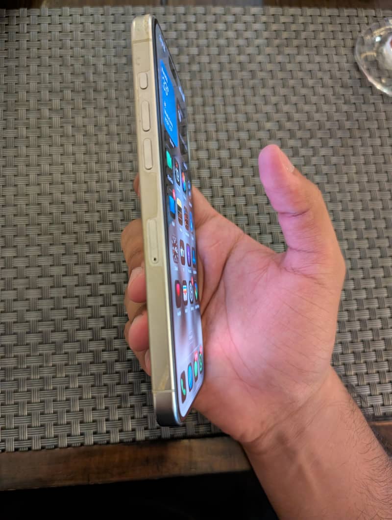 Apple iPhone 15 Pro Max 2
