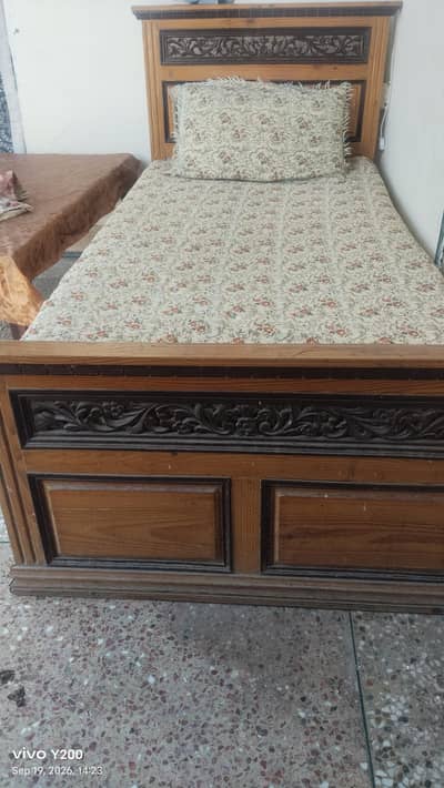 single bed in Good condition made of wood with mattress