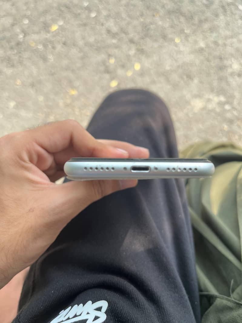 Apple iPhone SE 2 4