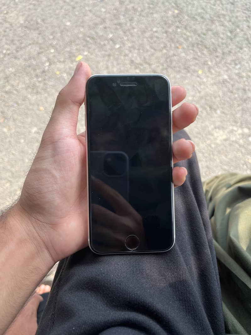 Apple iPhone SE 2 6