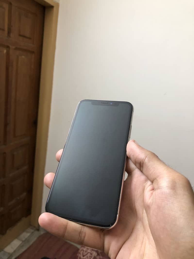 Apple iPhone X 4