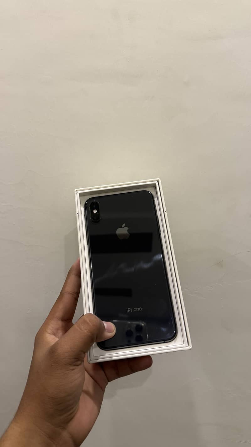 Apple iPhone XS Max 1